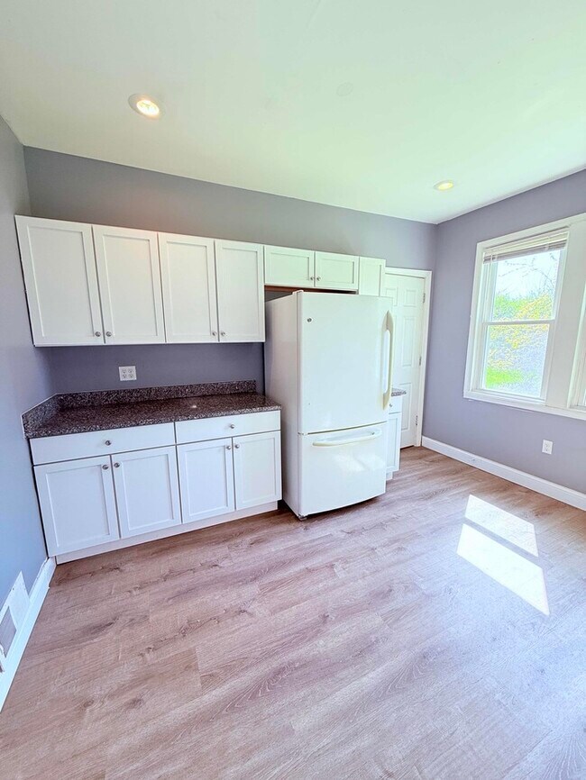 Building Photo - 3 Bed, 1 Bath Home with Modern Amenities / Vouchers Accepted / Available Now!