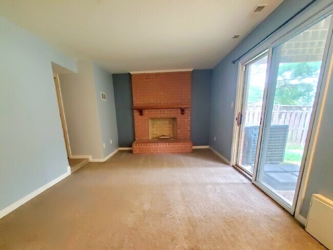 Building Photo - 8002 Broken Reed Ct
