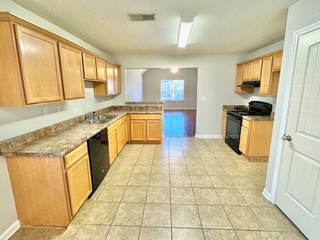 Foto del edificio - Now Leasing a 3 Bedroom 2 Bath Home In Cor...