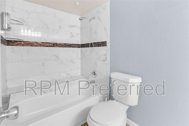 Building Photo - 2824 S Bartell Dr