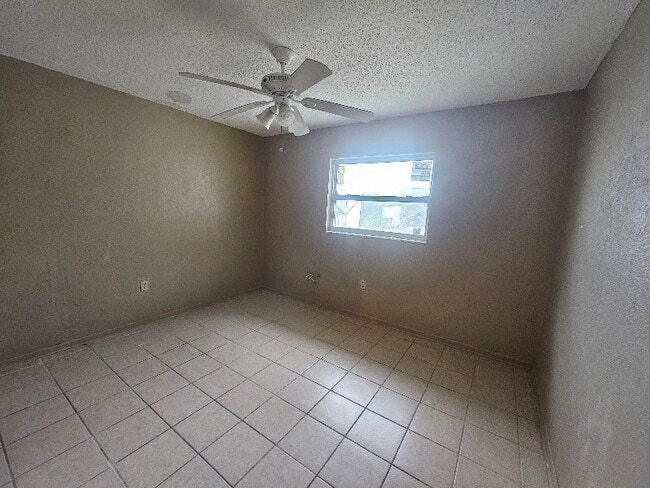 Foto del edificio - 1479 N Melrose Dr