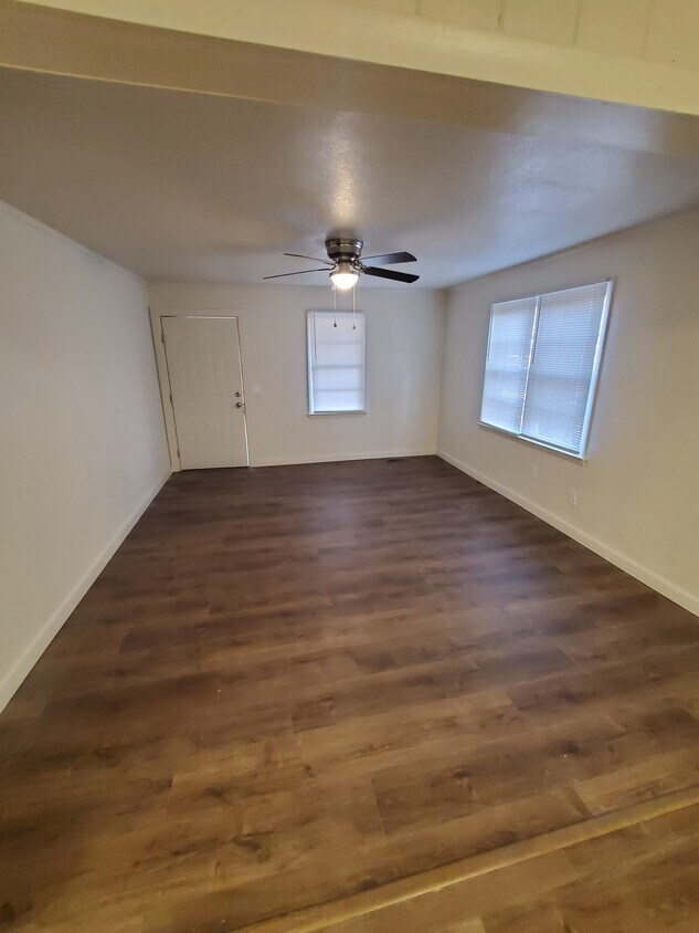 Foto del edificio - 450 E Church St