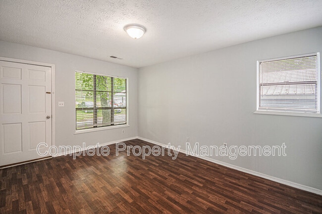 Building Photo - 509 37th Ave W