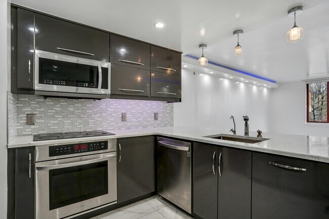 Building Photo - 100 Old Palisade Rd