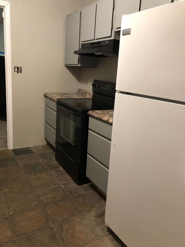 Building Photo - 3 bed/ 1 bath ranch