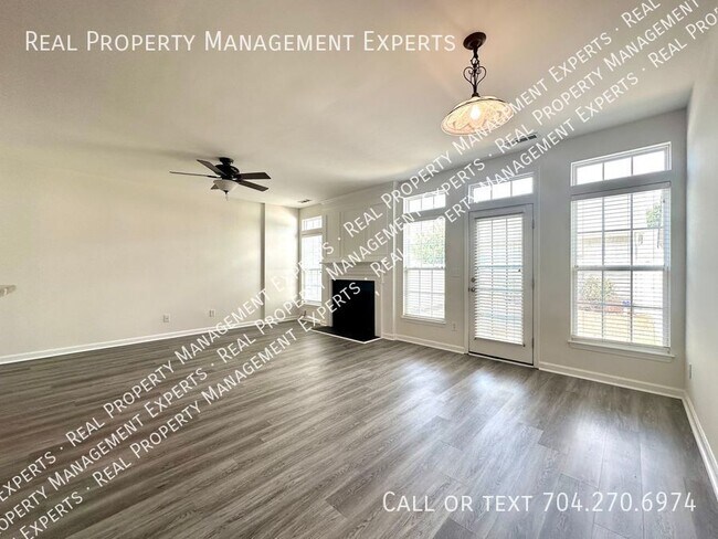 Building Photo - Charming 3BR/2.5BR Townhouse in Huntersville!