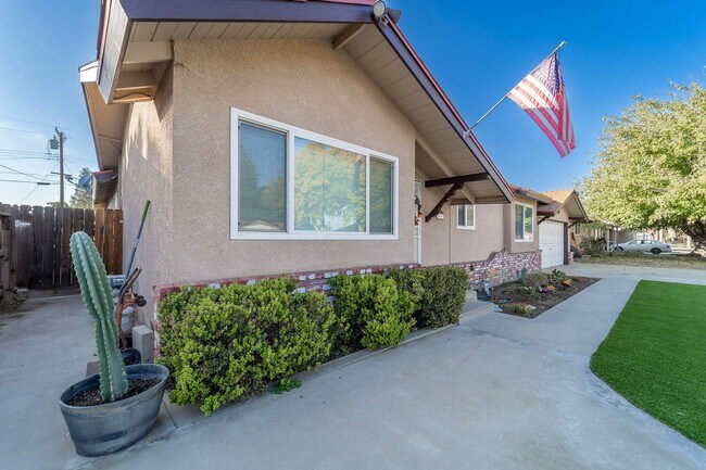 Building Photo - 869 S Silva St