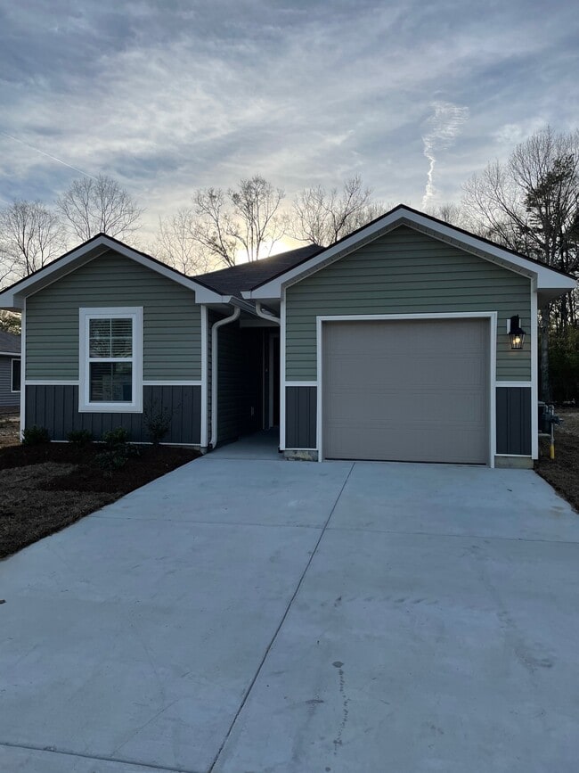 Building Photo - 33401 Hyacinth St