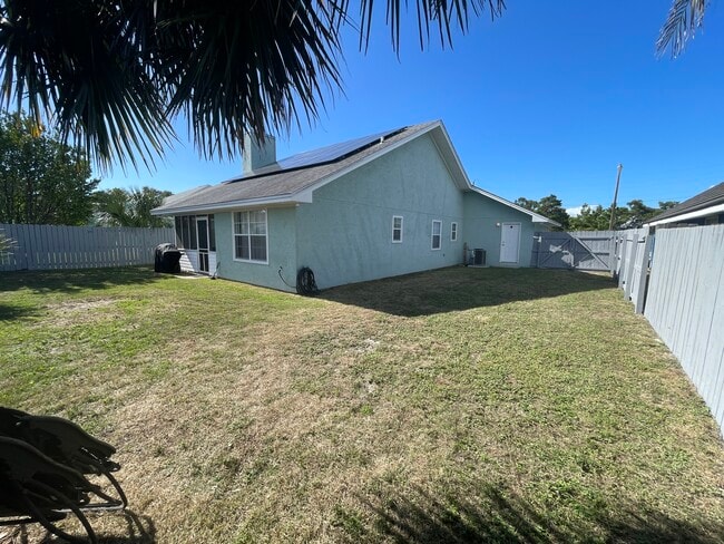 large back yard - 115 Nautilus St