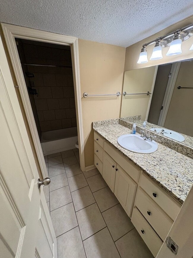 Building Photo - Furnished 2 Bedroom 1 Bath Apartment Close to Campus!