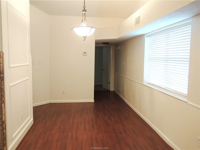 Building Photo - 806 Camellia Ct