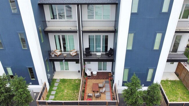 Foto del edificio - 5922 Val Verde St