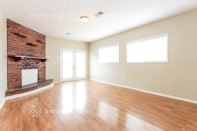 Building Photo - 8440 Hazeltine Ave