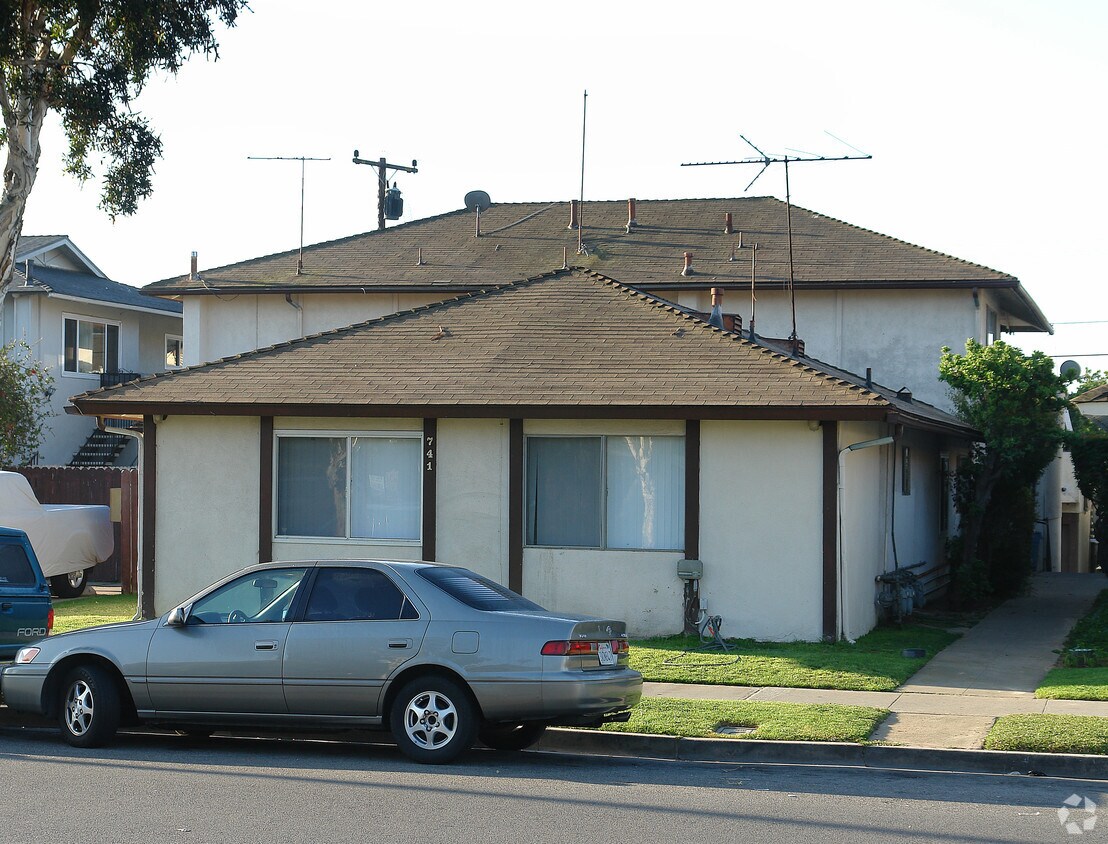 Building Photo - 741 James St