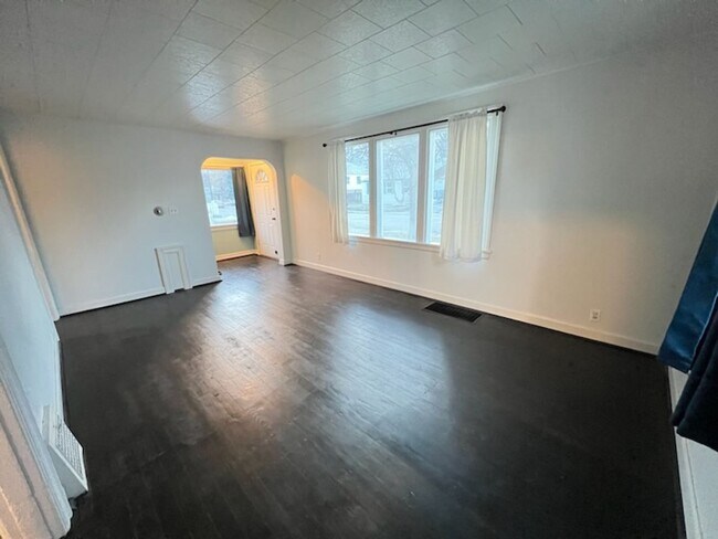 Foto del edificio - Spacious 3+ bed/2 bath home! Large fenced yard, garage, shed, w/d, a/c, d/w & more!