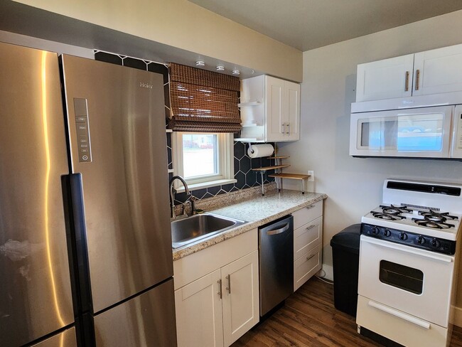 Building Photo - Cozy 1 Bd 1 Bath Remodeled Duplex