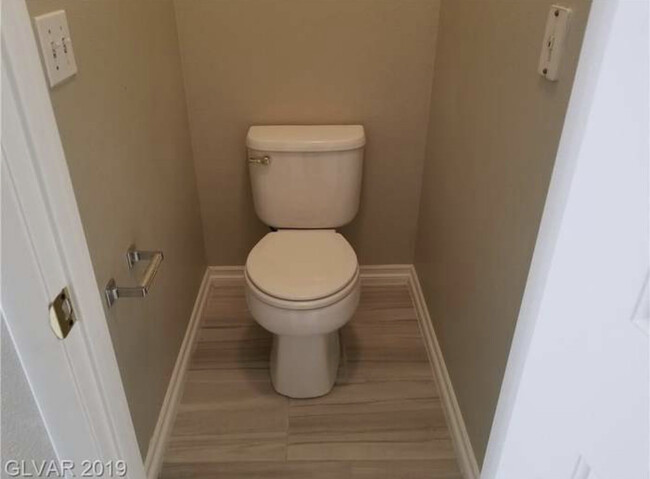 Private bath on the Master - 3950 S Sandhill Rd