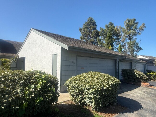 Building Photo - 972 Diaz Ln