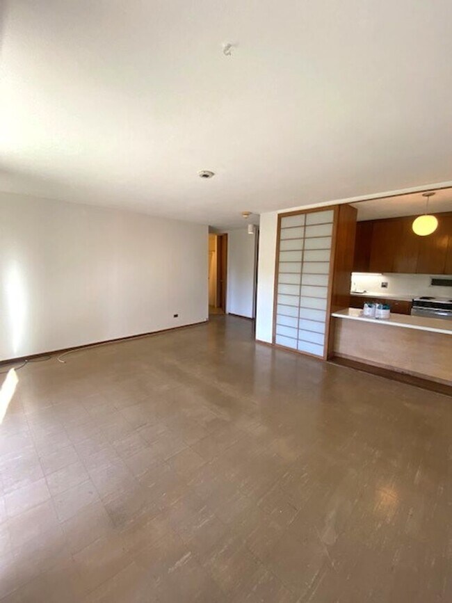 Building Photo - 1 Bedroom / 1 Bath / 1 Pkg at the Queen Emma Gardens