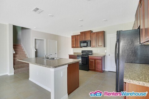 Building Photo - Massive 5 bedroom Riverview Rental