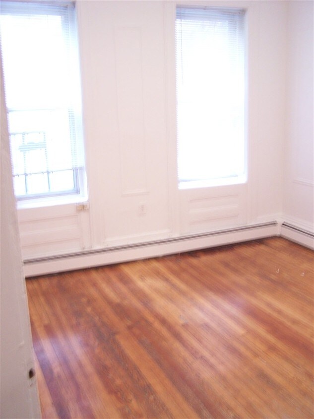 Building Photo - 215 10th St
