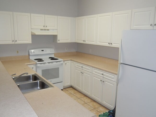 Building Photo - Wilshire Townhouse