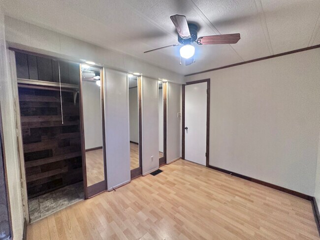 Foto del edificio - 4310 Claire St