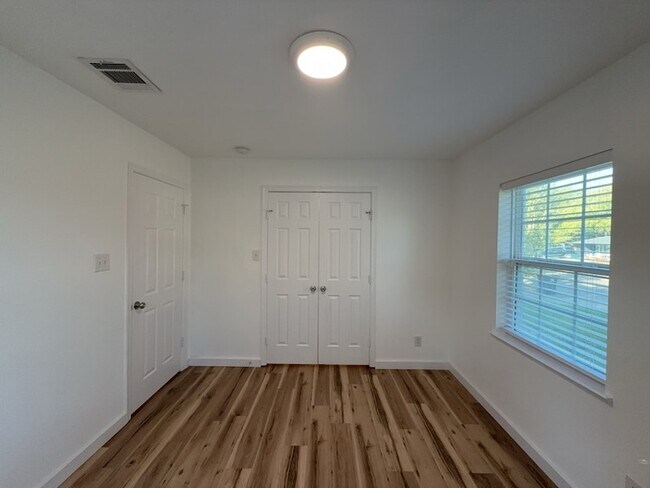 Building Photo - 1202 Valley View Dr