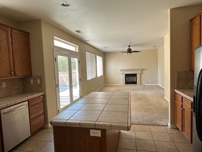 Building Photo - Beautiful 4 bedroom home