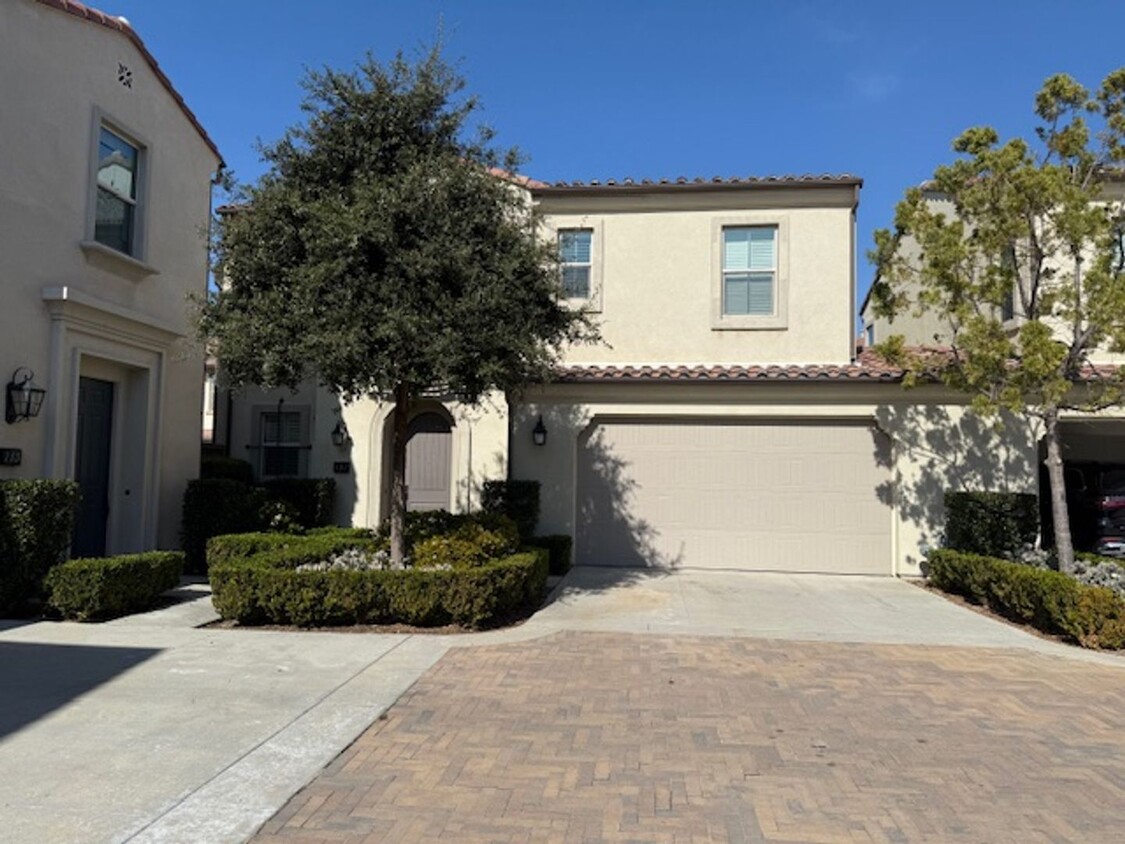 Foto principal - Beautiful spacious 3 Bedroom 3.5 bath 2185...