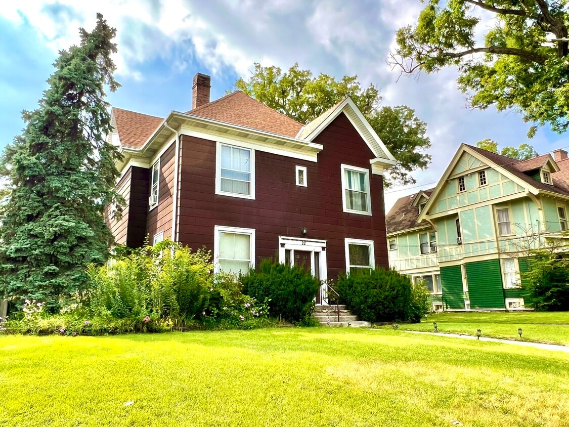 22 N Liberty St Unit 3, Elgin, IL 60120 Condo for Rent in Elgin, IL