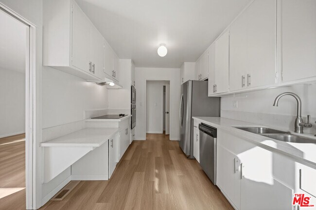 Building Photo - 11920 Montana Ave