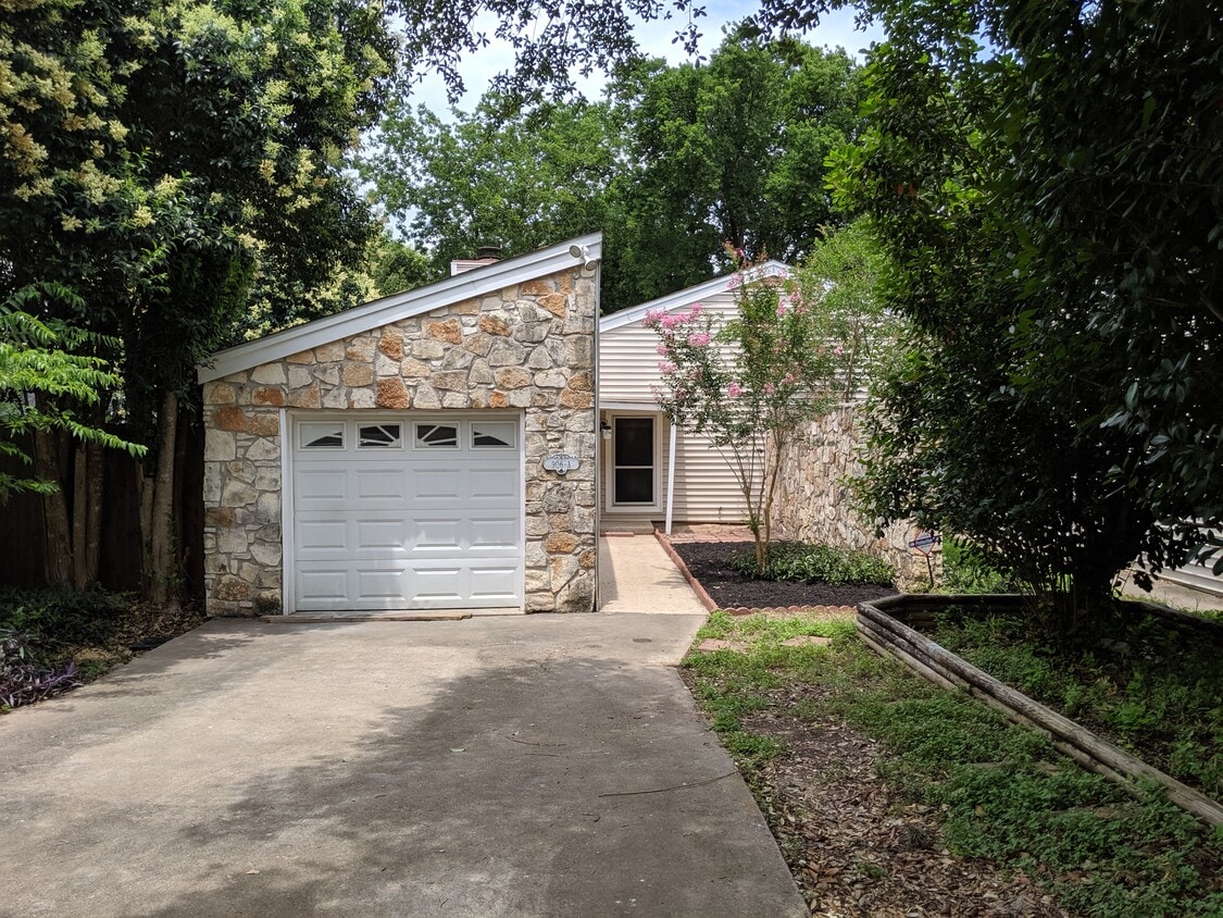 Front - 906 King Albert St