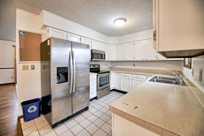 Foto del edificio - 4-Bedroom Home Near CSU | Fenced Yard & 2-Car Garage