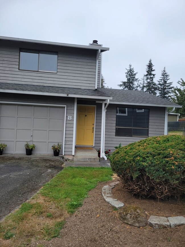Building Photo - Remodeled Duplex Townhouse in Everett- 5 min to Boeing Available for September 1st Occupancy for ...