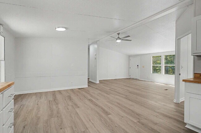 Foto del edificio - Updated 3-Bedroom Home on 10 acres in Chapel Hill