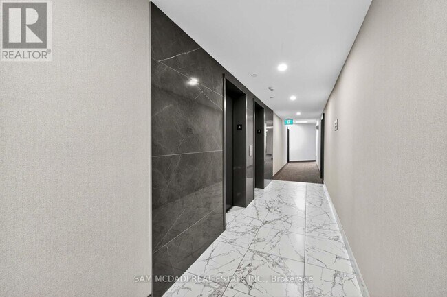 Building Photo - 3501 Glen Erin Dr