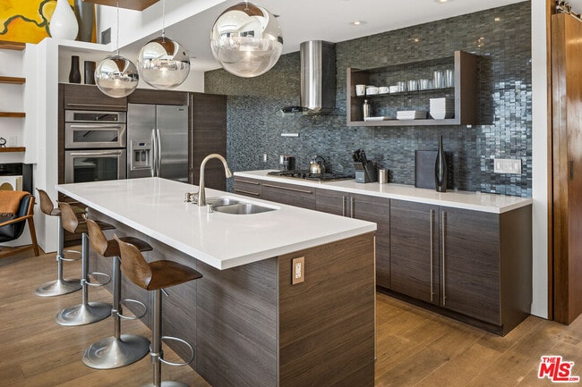 Foto del edificio - 1250 N Harper Ave