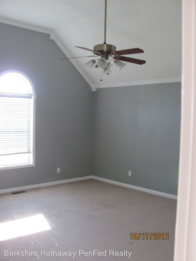 Building Photo - 4256 N Woodstock Dr