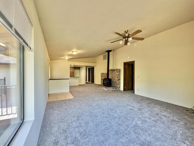 Foto del edificio - 16481 Tony Ct