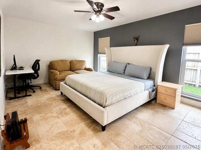 Foto del edificio - 12497 Guilford Way