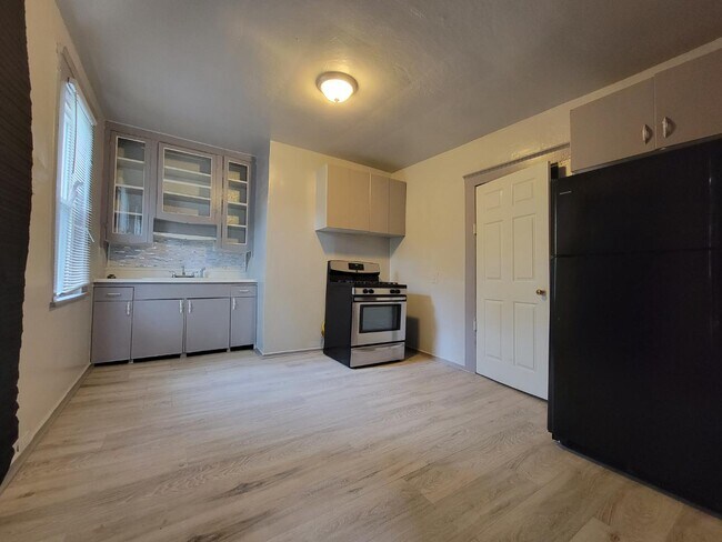 Foto del edificio - 6215 Carpenter Ave