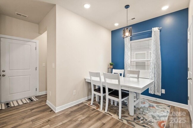 Foto del edificio - 613 Cedar Knoll Cir