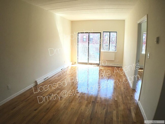 Building Photo - 2072 Steinway St