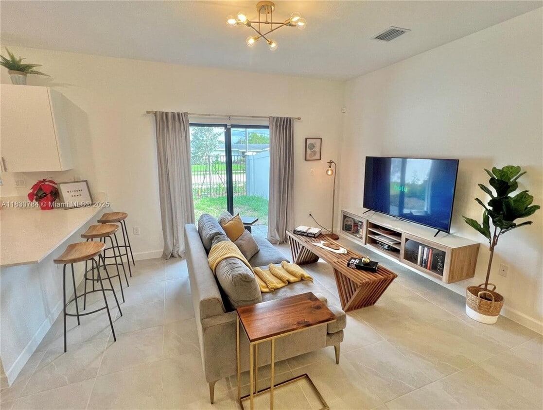 Foto principal - 20433 NW 4th Ave