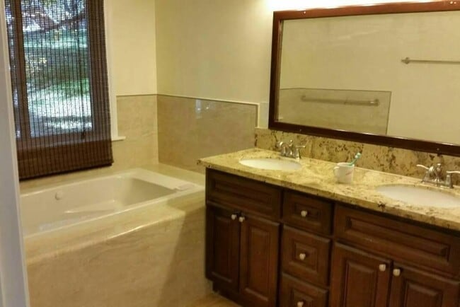 Building Photo - 618 Arosa Dr