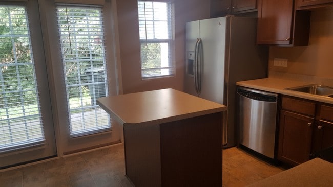 Building Photo - 302 Port Haven Dr