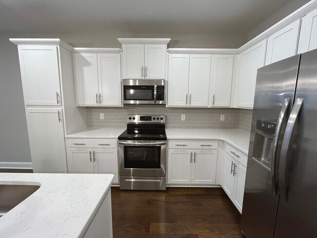 Área de gabinetes con estufa, microondas y refrigerador - 4000 Shadow Green Dr