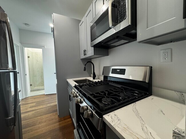 Building Photo - 149 Zabriskie St