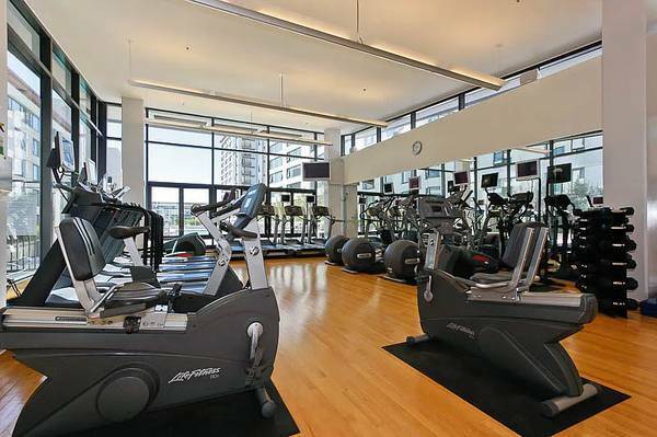 Building Photo - 250 King St